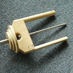 Regular flyer, uses regular bobbin (not included)