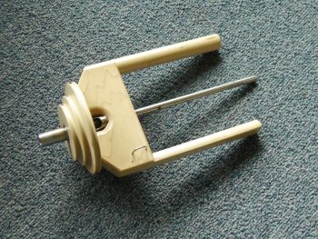 Regular flyer, uses regular bobbin (not included)